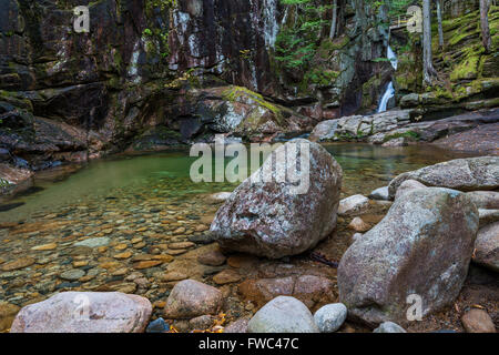 Wasserbecken im Sabbaday Bach unterhalb der Fälle, White Mountain National Forest, NH Stockfoto