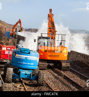 02.08.14 Network Rail Dawlish - weiter Reparaturarbeiten trotz hohen Gezeiten und stürmischem Wetter Stockfoto