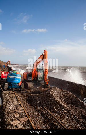 02.08.14 Network Rail Dawlish - weiter Reparaturarbeiten trotz hohen Gezeiten und stürmischem Wetter Stockfoto