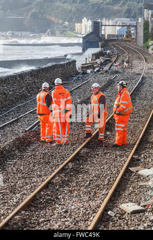 02.08.14 Network Rail Dawlish - weiter Reparaturarbeiten trotz hohen Gezeiten und stürmischem Wetter Stockfoto