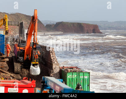 02.08.14 Network Rail Dawlish - weiter Reparaturarbeiten trotz hohen Gezeiten und stürmischem Wetter Stockfoto