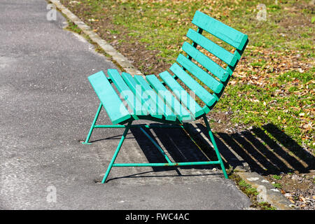 Sitzbank aus Holz in grün lackiert Stockfoto