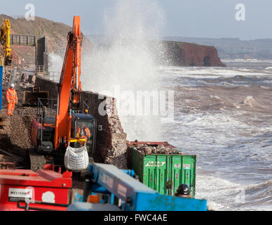 02.08.14 Network Rail Dawlish - weiter Reparaturarbeiten trotz hohen Gezeiten und stürmischem Wetter Stockfoto