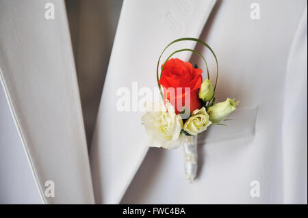 des Bräutigams rote und weiße rose boutonniere Stockfoto