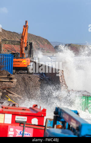 02.08.14 Network Rail Dawlish - weiter Reparaturarbeiten trotz hohen Gezeiten und stürmischem Wetter Stockfoto