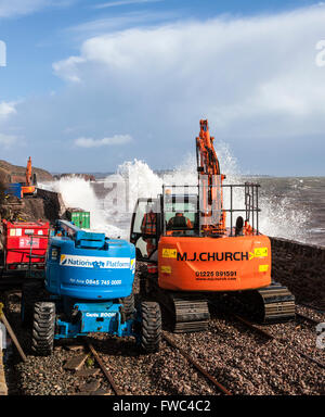 02.08.14 Network Rail Dawlish - weiter Reparaturarbeiten trotz hohen Gezeiten und stürmischem Wetter Stockfoto