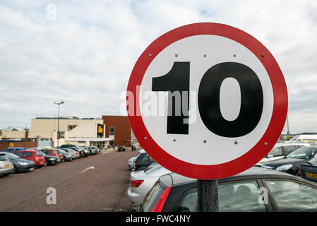 10 km/h Höchstgeschwindigkeit Zeichen auf dem Parkplatz von einem Einkaufszentrum außerhalb der Stadt. Stockfoto