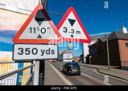 Schild zeigt eine veränderte Höhe für eine bevorstehende Straße Brücke, mit einem neuen metrischen unterzeichnen. Stockfoto