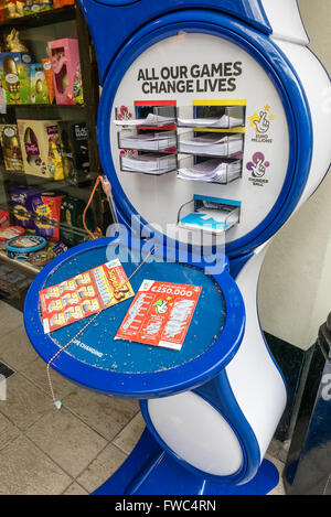 UK National Lottery Ticket Desk im Tante-Emma-Laden Stockfoto