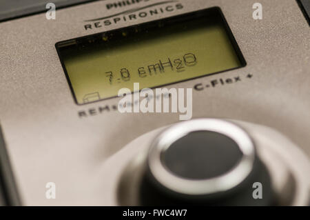 Philips Respironics System ein CPAP-Gerät setzen auf einen Luftdruck von 7,0 cm H2O (LED-Hintergrundbeleuchtung nicht Illuminted) Stockfoto