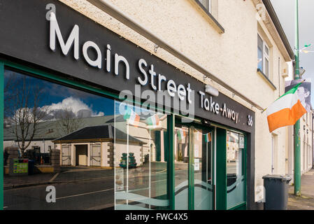 Main Street Take-Away Geschäft in einem irischen Dorf. Stockfoto