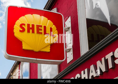 Shell Benzin Gas Zeichen an der Wand eine Gas-Tankstelle Stockfoto