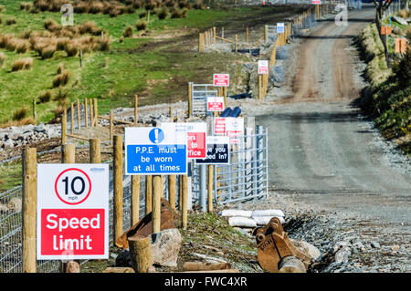 Zeichen auf dem Weg einer Baustelle einschließlich Geschwindigkeitsbegrenzung, PSA werden etc. getragen. Stockfoto