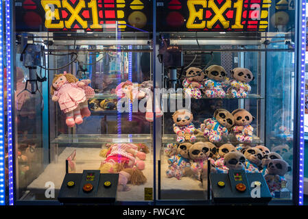 Spielzeug Greifer Greifer Maschine bei einer Kirmes-arcade Stockfoto