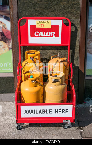 Gelbe Calor Gasflaschen zum Verkauf vor einem Geschäft in Irland. Stockfoto