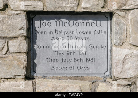 Gedenktafel in einem Garten der Erinnerung für die 1981 Irish Republican Hunger Stürmer Joe McDonnell Stockfoto