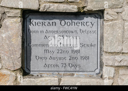 Gedenktafel in einem Garten der Erinnerung für die 1981 Irish Republican Hunger Stürmer Kieran Doherty Stockfoto