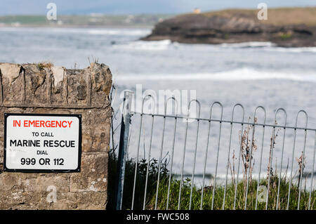 Zeichen an einem Meer sagt 'im Notfall anrufen Marine Rescue wählen 999 oder 112" Stockfoto