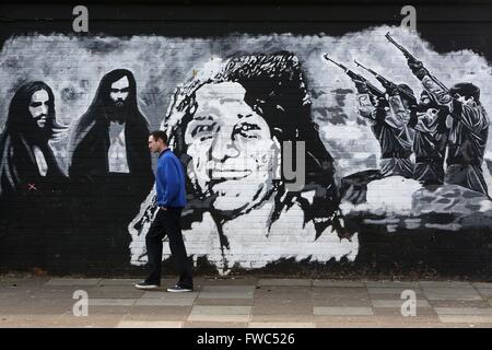 An einer Wand in Twinbrook West Belfast ist ein schwarz / weiß Wandbild von Bobby Sands und die Hungerstreikenden ohne Erwähnung oder Graffiti auf den Tod von der ehemaligen britischen Premierministerin Margaret Thatcher deutlich. Sands ein Freiwilliger der Provisional Irish Republican Army und Mitglied des britischen Parlaments, die in den Hungerstreik getreten, während in HM Gefängnis-Labyrinth am 5. Mai 1981 im Gefängnis gestorben. Margaret Thatcher, damaliger Ministerpräsident, hatte gesagt: "wie kann ich mit Ihnen sprechen [Gefangenen] Wann haben sie keine Unterstützung, kein Mandat?" Doch als Bobby Sands von den Leuten von Fermanagh und Süden T gewählt wurde Stockfoto