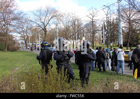 Am 29. März 2016 ging durch Präsident Xi Jinping Besuch in Prag zu treffen mit Zeman und anderem der tschechischen Polizei im Dienst Stockfoto