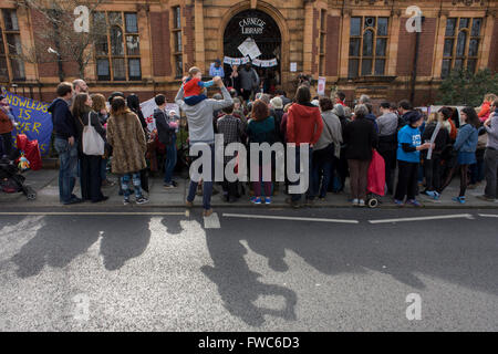 Aktivisten protestieren die Schließung von Lambeth Rat der Carnegie-Bibliothek hören Lautsprecher auf Herne Hill, South London am 2. April 2016. Die böse Gemeinde im Stadtteil South London haben ihre wichtige Ressource für Lern- und gesellschaftlicher Mittelpunkt für das Wochenende besetzt. Nach einer langen Kampagne von einheimischen Lambeth voraus gegangen und die Bibliothek Türen zum letzten Mal geschlossen, da sie sagen, schneidet, um ihren Haushalt bedeuten, dass Millionen gerettet werden müssen. Ein Fitness-Studio wird die Bibliothek ersetzen und einige der 20.000 Bücher in den Regalen bleiben, keine Bibliothekare anwesend sein, um es zu verwalten. Stockfoto