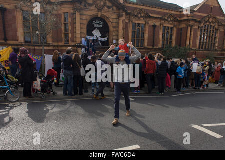 Aktivisten protestieren die Schließung von Lambeth Rat der Carnegie-Bibliothek hören Lautsprecher auf Herne Hill, South London am 2. April 2016. Die böse Gemeinde im Stadtteil South London haben ihre wichtige Ressource für Lern- und gesellschaftlicher Mittelpunkt für das Wochenende besetzt. Nach einer langen Kampagne von einheimischen Lambeth voraus gegangen und die Bibliothek Türen zum letzten Mal geschlossen, da sie sagen, schneidet, um ihren Haushalt bedeuten, dass Millionen gerettet werden müssen. Ein Fitness-Studio wird die Bibliothek ersetzen und einige der 20.000 Bücher in den Regalen bleiben, keine Bibliothekare anwesend sein, um es zu verwalten. Stockfoto