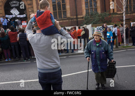 Aktivisten protestieren die Schließung von Lambeth Rat der Carnegie-Bibliothek hören Lautsprecher auf Herne Hill, South London am 2. April 2016. Die böse Gemeinde im Stadtteil South London haben ihre wichtige Ressource für Lern- und gesellschaftlicher Mittelpunkt für das Wochenende besetzt. Nach einer langen Kampagne von einheimischen Lambeth voraus gegangen und die Bibliothek Türen zum letzten Mal geschlossen, da sie sagen, schneidet, um ihren Haushalt bedeuten, dass Millionen gerettet werden müssen. Ein Fitness-Studio wird die Bibliothek ersetzen und einige der 20.000 Bücher in den Regalen bleiben, keine Bibliothekare anwesend sein, um es zu verwalten. Stockfoto