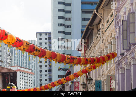 Singapur, Singapur - 30. Januar 2015: Traditionelle Häuser und Lampions im Stadtteil Chinatown, einem touristischen Gebiet Stockfoto