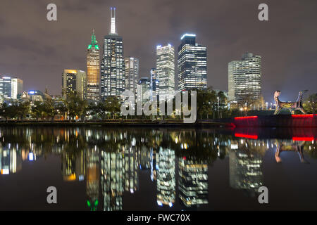 Melbourne, Australien - 24. April 2015: Skyline-Blick über den Yarra River mit Spiegelungen im Wasser. Stockfoto