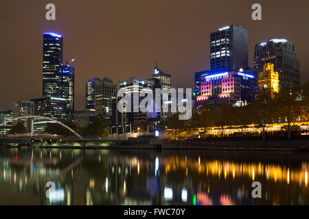 Melbourne, Australien - 24. April 2015: Skyline-Blick über den Yarra River mit Spiegelungen im Wasser. Stockfoto