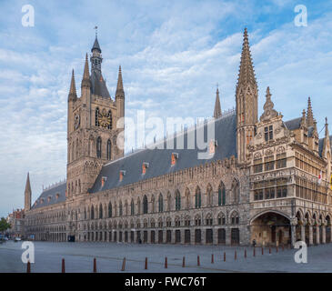 Ypern, Belgien. Die imposante Tuchhallen wurde im 13. Jahrhundert erbaut und war eines der größten kommerziellen Gebäude der Mid Stockfoto