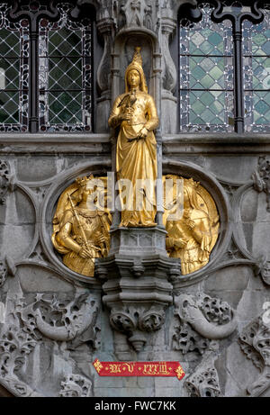 Vergoldete Statuen schmücken den Eingang über die Türen zu den Basilius oder die Basilika des Heiligen Blutes, in Brügge, Belgien. Stockfoto