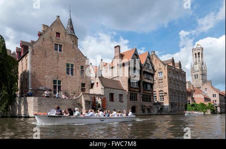 Touristischen Boote auf den berühmten Grachten in Brügge / Brugge, Belgien. Auf der rechten Seite ist die Medievel Belfrey. Stockfoto