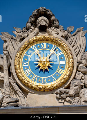 Statuen von Herkules und Mars flankieren He Uhr mit Blick auf den Innenhof auf das Schloss von Versailles, Paris, Frankreich. Stockfoto