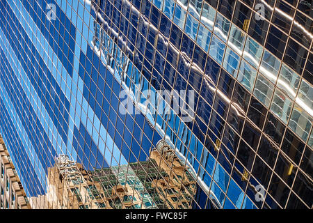 Glaswand mit Reflexionen von in der Nähe befindlichen Gebäude Stockfoto