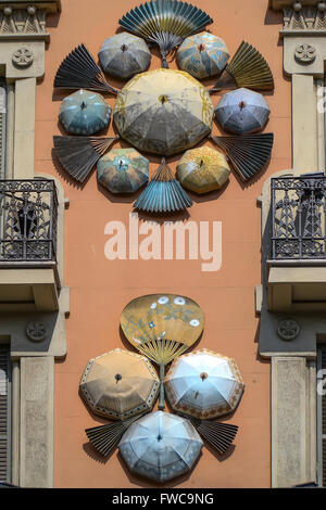 Haus der Schirme (Casa Bruno Cuadros) aufbauend auf La Rambla in Barcelona, Katalonien, Spanien. Stockfoto