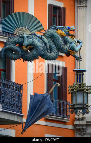 Chinesische Drachen auf 19. Jahrhundert Haus der Schirme (Casa Bruno Cuadros) aufbauend auf La Rambla in Barcelona, Katalonien, Spanien. Stockfoto
