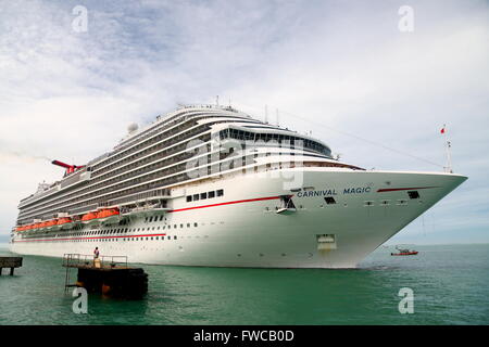 Die majestätische Kreuzfahrtschiff Carnival Magic von Carnival Cruise Line kommt in Key West, Florida, USA Stockfoto