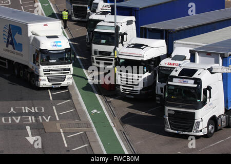 HEATHROW TERMINAL FRACHT LKW LKW-LADUNG Stockfoto