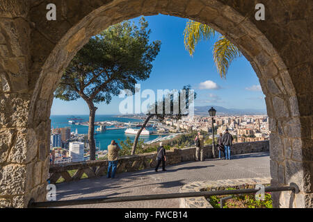 Málaga, Costa Del Sol, Provinz Malaga, Andalusien, Südspanien.  Klassische Ansicht von der Terrasse des Parador Nacional Stockfoto