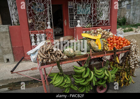 Straße Trolley mit einem Umsatz von lokal produzierten Obst und Gemüse in Trinidad, Kuba Stockfoto