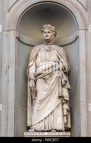 Florenz, Provinz Florenz, Toskana, Italien.  Statue in Piazzale Degli Uffizi des italienischen Dichters Giovanni Boccaccio, 1313-1375. Stockfoto