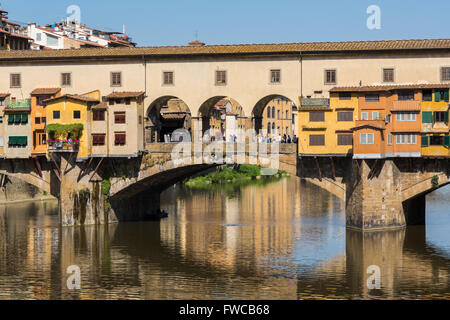 Florenz, Provinz Florenz, Toskana, Italien.  Der mittelalterliche Ponte Vecchio oder die alte Brücke über den Fluss Arno. Stockfoto