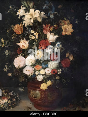 Jan Brueghel der ältere, (1568-1625), Blumenstrauß (1620-1625).  Blumenstrauß in einer geformten Vase neben einen Kranz aus Blumen Stockfoto