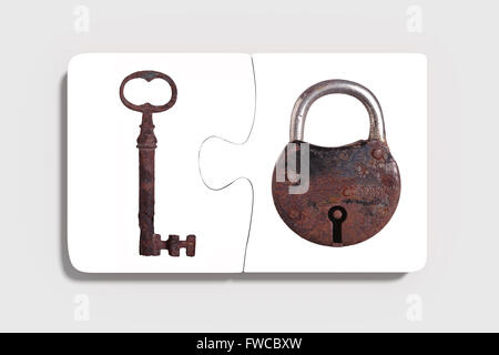 3D-Rendering von zwei dreidimensionale Teile des Puzzles mit rostigen Schloss und Schlüssel auf grauem Hintergrund. Von oben. Isoliert. Stockfoto
