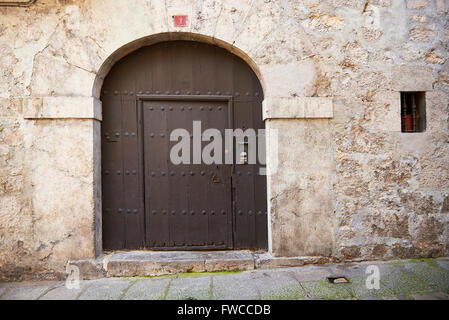 Alte Tür in Laredo, Kantabrien, Europa Stockfoto