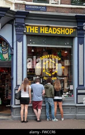 Das Schaufenster der "The Headshop", die "eine breite Palette von Rauchen und Lifestyle Accessoires" in Amsterdam, Niederlande verkauft. Stockfoto