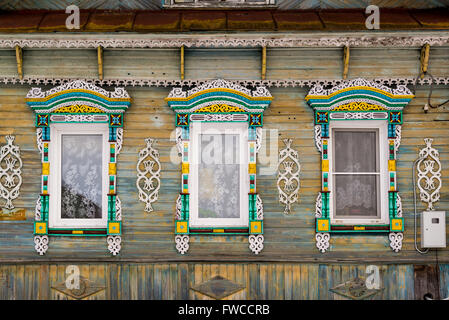 Geschnitzte Fenster in alten russischen Holz Landhaus Stockfoto