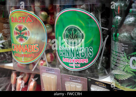 Eine Auswahl von Cannabis Lutscher in einem Schaufenster in Amsterdam, Niederlande. Stockfoto
