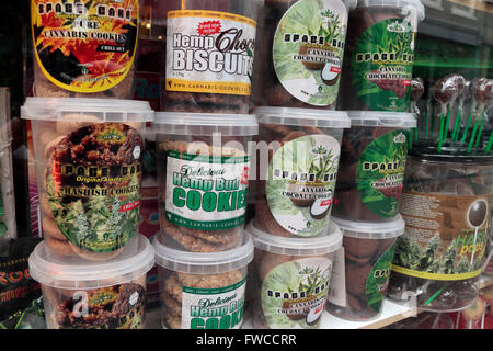Eine Auswahl von Cannabis-Kekse in einem Schaufenster in Amsterdam, Niederlande. Stockfoto